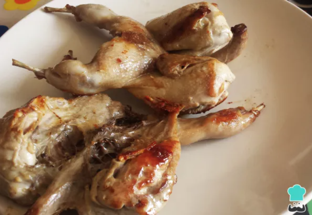 Ensalada de Aguacate Pepino y Tomate con codornices y pan wasa